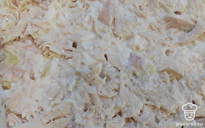 Даем остыть, нарезаем или рвем тонкими кусочками курицу, смазываем майонезом. Это будет первый слой.