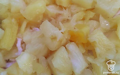 Потом укладываем слой мелко нарезанных кусочков консервированного ананаса. 