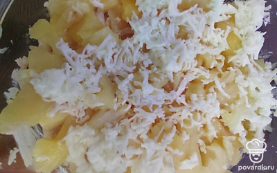 Чистим отваренные вкрутую куриные яйца, отделяем белки от желтков. На терке натираем белок и укладываем следующим слоем. Смазываем майонезом. 