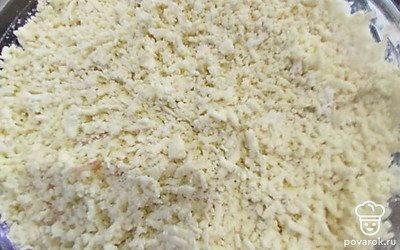 Следующий слой — натертый на мелкой терке твердый сыр. Далее натираем яичный желток, и можно подавать. В общем салат готов. Но мне нравится больше, когда сделан в два этапа, то есть слои опять повторяются: курица, майонез, ананасы кусочками, натертый куринный белок, майонез, сыр, майонез, желток. Мне больше нравится, когда при завершении сверху остается сыр. 