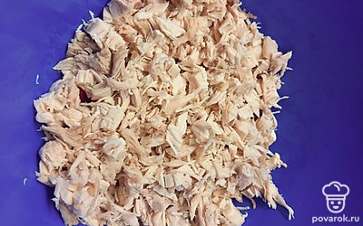Предварительно отварите куриную грудку и мелко нарежьте.