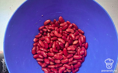 Добавьте консервированную фасоль.