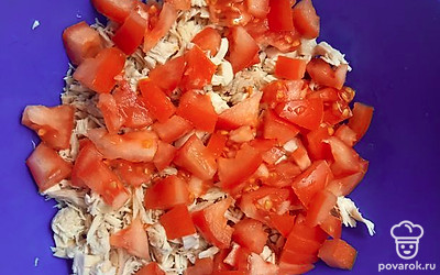 Нарежьте и добавьте помидоры.