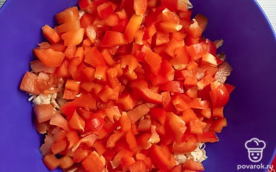 Почистите и мелко нарежьте красный перец.