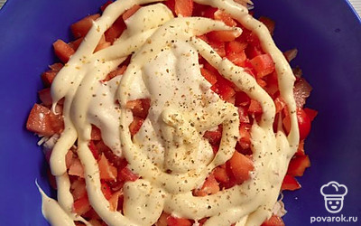 Добавьте сметану, майонез, соль и приправы по вкусу.