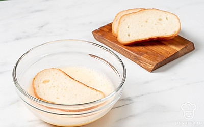 Разбейте яйцо в миску, размешайте его вилкой. Влейте воду, добавьте сахар и ванильный сахар, хорошо все перемешайте. Обмакните ломтики хлеба в яйцо, чтобы они как следует пропитались смесью.