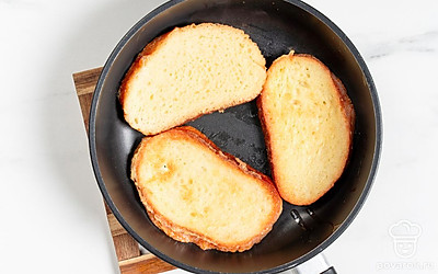 Поставьте сковороду на огонь выше среднего, налейте масло и разогрейте. Выложите ломтики на сковороду и пожарьте около 1-2 минут до золотистого цвета. Переверните хлеб и прожарьте с другой стороны еще 1-2 минуты. 