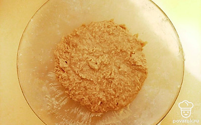 Подмешайте жидкую часть теста к сухой и размешайте до однородности. Получится густое тесто.