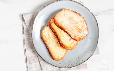 Подайте гренки к завтраку. При желании намажьте их сливочным маслом. 