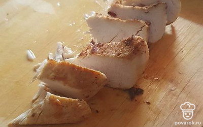 Измельчить курицу.