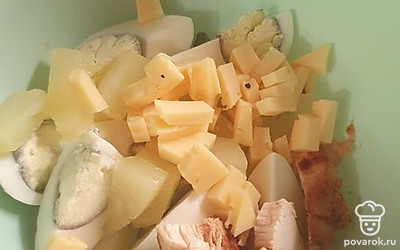 Порезать кубиком сыр и смешать все ингредиенты. 
