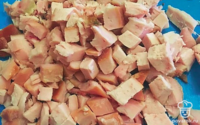 Порезать грудку на кусочки.