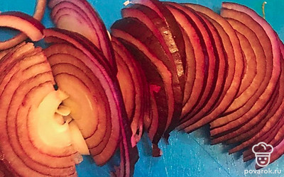 Нарезать лук тонкими полукольцами.