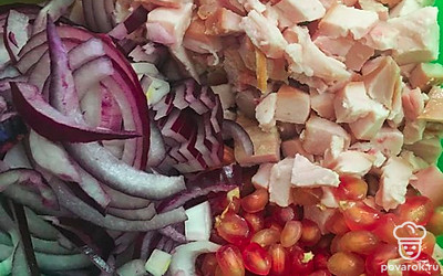 Выложить все ингредиенты в чашку. Заправить майонезом.