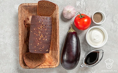 Вымойте овощи. Почистите чеснок. 