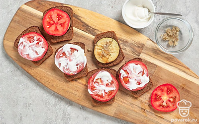 Пропустите чеснок через пресс. Смешайте с перцем. Смажьте этой смесью баклажаны. Сверху положите по кусочку помидора и смажьте майонезом. 