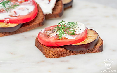 Украсьте бутерброды веточками укропа. Желательно съесть бутерброды сразу, чтобы овощи не успели дать сок и пропитать хлеб. 