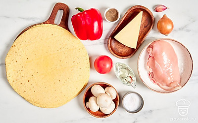 Куриное филе тщательно вымойте и очистите от пленки и жилок. Грибы промойте от загрязнений и просушите. Овощи ополосните и очистите.