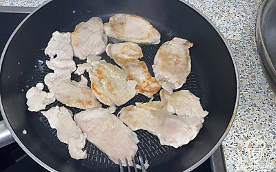 Теперь поджарим ломтики куриной грудки на сковородке.