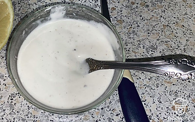 В соус цезарь добавим лимонный сок. Чаще всего я добавляю греческий йогурт с оливковым маслом.