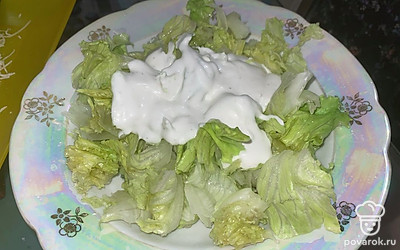 На салатные листы выкладываем много соуса.