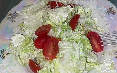 Сверху нарезанные черри. Можно их даже не резать, если они совсем мелкие.