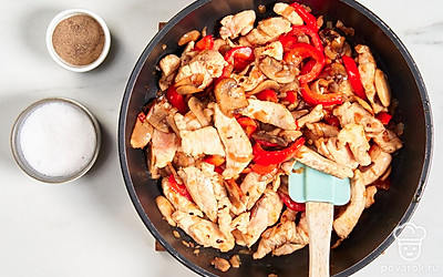 Куриное филе нарежьте произвольными кусочками. Добавьте мясо к остальным ингредиентам. Обжаривайте начинку 5-7 минут, периодически помешивая. Приправьте ее солью и перцем по вкусу. Перемешайте.