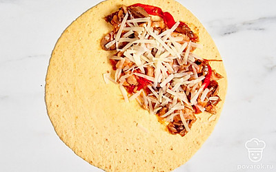 Сыр натрите на средней терке и выложите в отдельную миску.