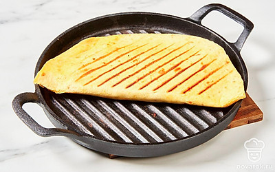 Выложите готовые лепешки на сковороду-гриль и обжарьте их с обеих сторон до румяной корочки.