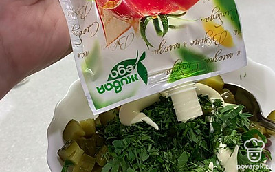 Заправить все майонезом в который заранее выдавить чеснок для пикантности. Тщательно перемешать и подавать на стол как общим блюдом или порционно.