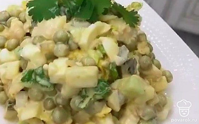 Сытный салат с курицей, огурцами и приправами — Рецепт с фото