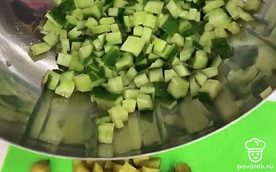 Нарезать кубиками свежие и соленые огурцы.