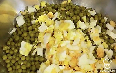 Добавить горошек и нарезанные кубиком яйца.