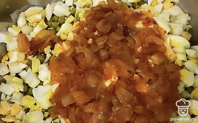 Поджарить лук на масле, добавить паприку.