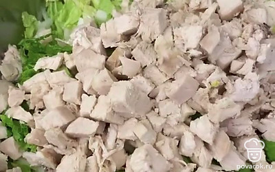 Перед подачей можно украсить листьями салата — это придаст салату красивый вид и невероятный вкус. Перемешать с майонезом, йогуртом, сметаной, маслом или вообще подать без заправки.