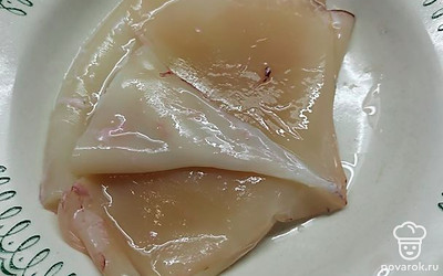 Пока варится бульон, займемся морепродуктами. Предварительно размороженный кальмар почистить от пленок. Можно почистить после отваривания, как вам больше нравится.
