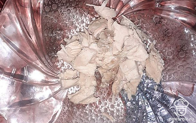 Отварить куриную грудку, нарезать.