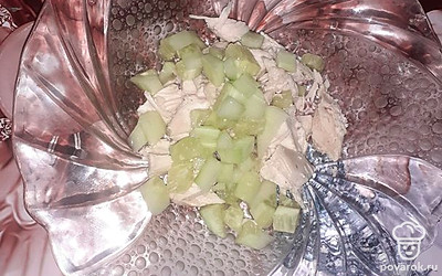  
Помыть огурец, почистить и нашинковать.
 