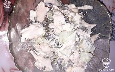 Подавать порционно, в небольшой салатнице.