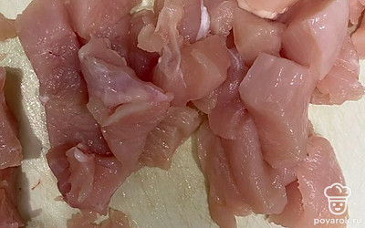 Нарезаем курицу и варим ее 15 минут.