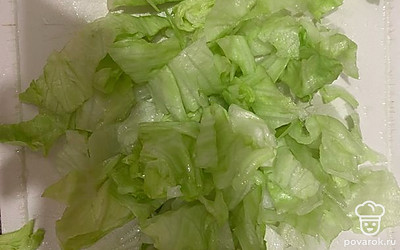 Нарезаем салат айсберг.