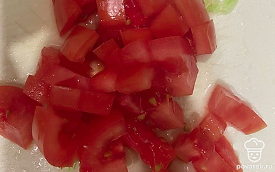 Режем помидоры.