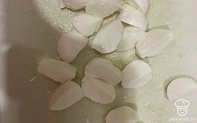 Нарезаем моцареллу.