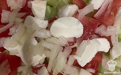 Сверху добавляем лук.