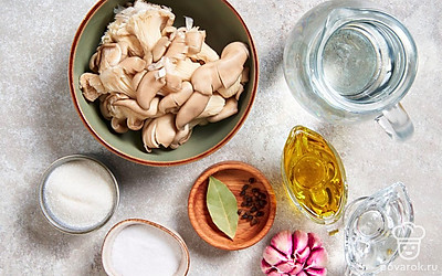 Тщательно промойте вешенки и удалите все загрязнения. Затем просушите грибы бумажными полотенцами. Чеснок вымойте и очистите. Подготовьте кастрюлю и банку.