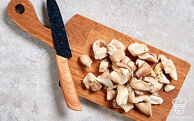 Нарежьте вешенки небольшими кусочками. 