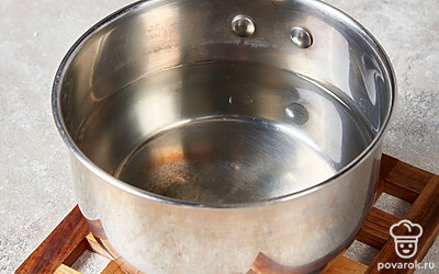 Влейте воду в кастрюлю. Поставьте ее на огонь, накройте крышкой и доведите до кипения. 