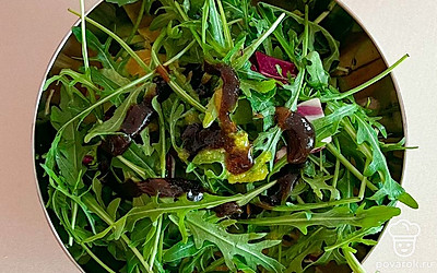 Приправьте соусом терияки, солью и хорошо перемешайте.