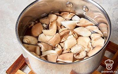 Добавьте в кастрюлю вешенки и доведите грибы до кипения.