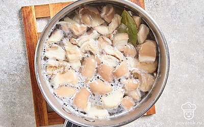 Когда вода закипит, убавьте огонь до минимума и оставьте вешенки еще на 20 минут.